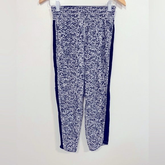 Lululemon For Love Crop Mini Ripple White Seal Grey/Black 2 - Picture 9 of 16